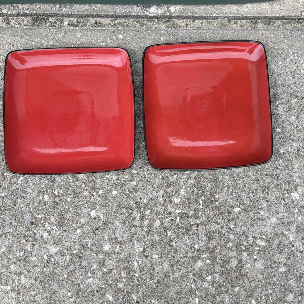 Set Of 2 Home Trends Rave Red‎ Square 10 3/4" Dinner Plates, Black Back&Trim